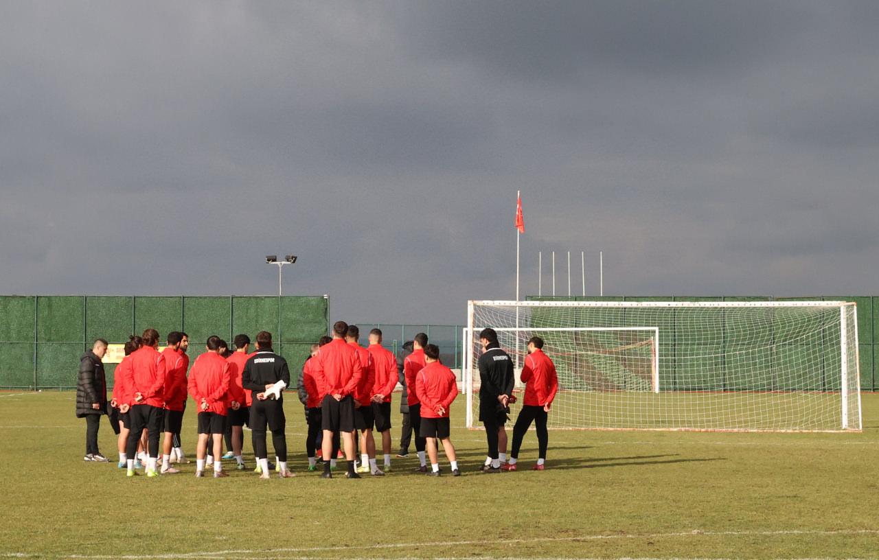 TFF 3. Lig 1. Grup'ta mücadele eden Edirnespor, 12 Aralık Cuma günü oynayacağı Çorluspor 1947 maçı öncesi Tuncaspor Tesisleri'nde hazırlıklarını sürdürüyor.