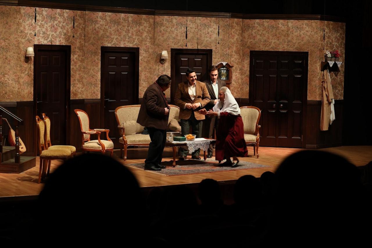 1952 yılında Fatih’te yıkılmaya yüz tutmuş bir konakta saklı bir hazine etrafında yaşanan olayları konu ediyor.