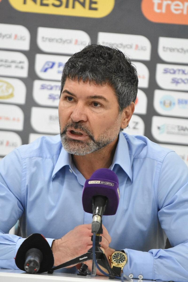 Vanspor Teknik Direktörü Hakan Kutlu bir maçın ardından basın mensuplarının sorularını yanıtlıyor.