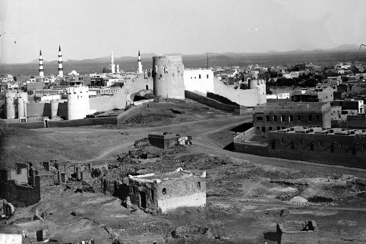 Koleksiyonda 1. Dünya Savaşı sırasında Medine'nin çeşitli bölgelerinin fotoğrafları da yer aldı.