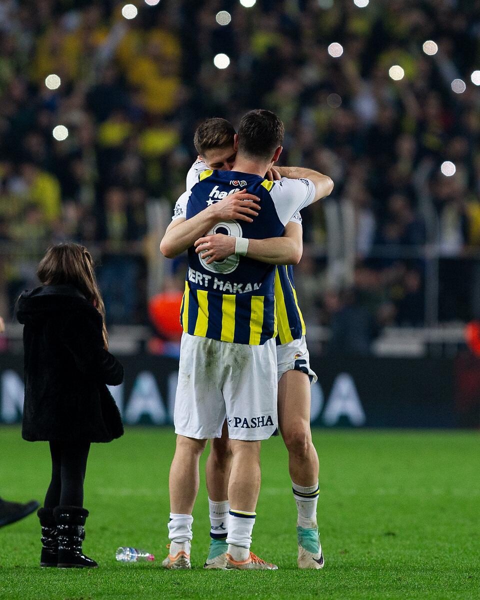 Mert Hakan Yandaş ile İsmail Yüksek, Trendyol Süper Lig 2023-2024 sezonunda oynanan Kasımpaşa maçında birbirine sarılırken.