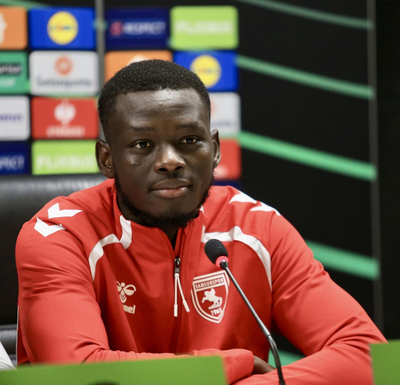 Samsunspor'un teknik direktörü Thomas Reis ile kırmızı-beyazlı takımın tecrübeli oyuncusu Mouandilmadji (fotoğrafta), maçın oynanacağı Samsun Yeni 19 Mayıs Stadı'nda basın toplantısı düzenledi.