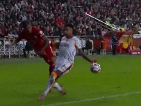 Jakobs'un eline çarpan top sonrası Antalyasporlu oyuncular penaltı bekledi. (Görüntü yayıncı kuruluş beIN Sports'tan alındı)