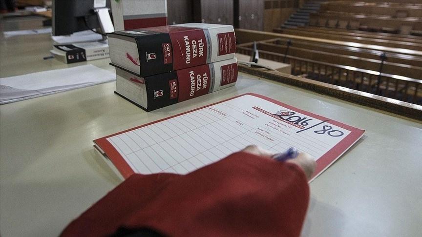 İddianamede, Ekrem İmamoğlu'nun 27 Ocak'ta düzenlediği basın toplantısında, bazı soruşturmalar ile kamu davalarında görevli bilirkişilerden birini, şüpheliler lehine karar verilmesi amacıyla alenen hedef gösterdiği iddiasıyla soruşturma başlatıldığı belirtiliyor.