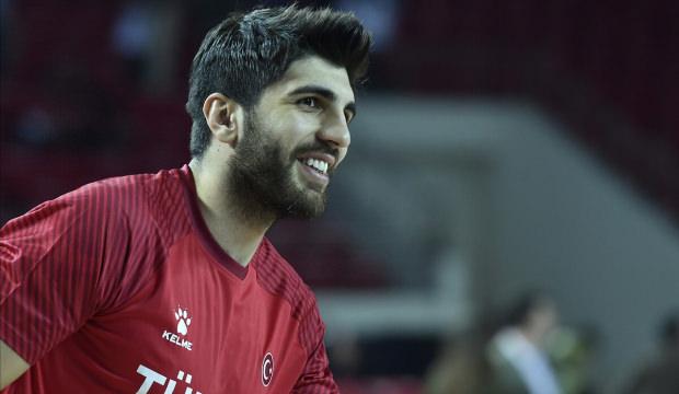Anadolu Efes'te Burak Can Yıldızlı en az bir ay sahalardan uzak kalacak