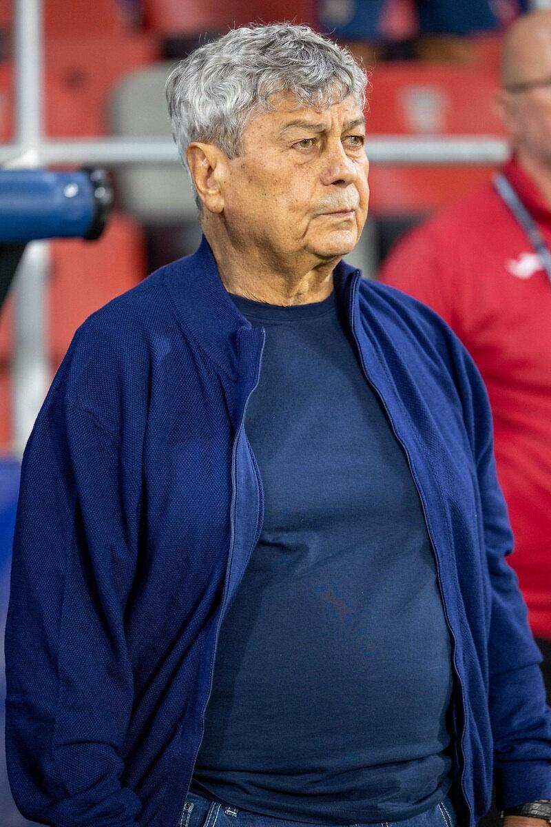 Mircea Lucescu, Romanya Milli Takımı ile bir maçın seremonisinde.