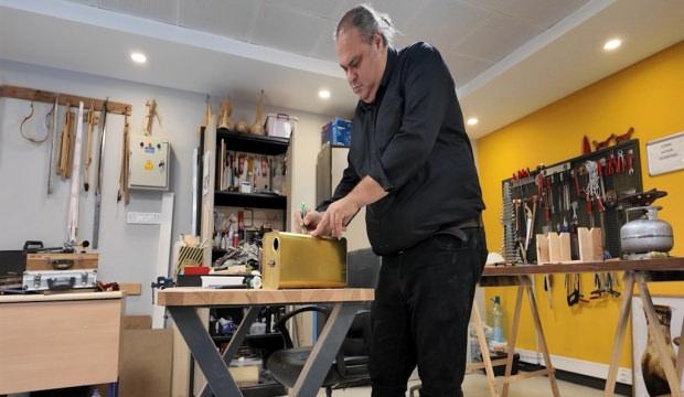 Bakan Kurum görüntüleri paylaştı: Atık malzemeler onun ellerinde melodiye dönüşüyor