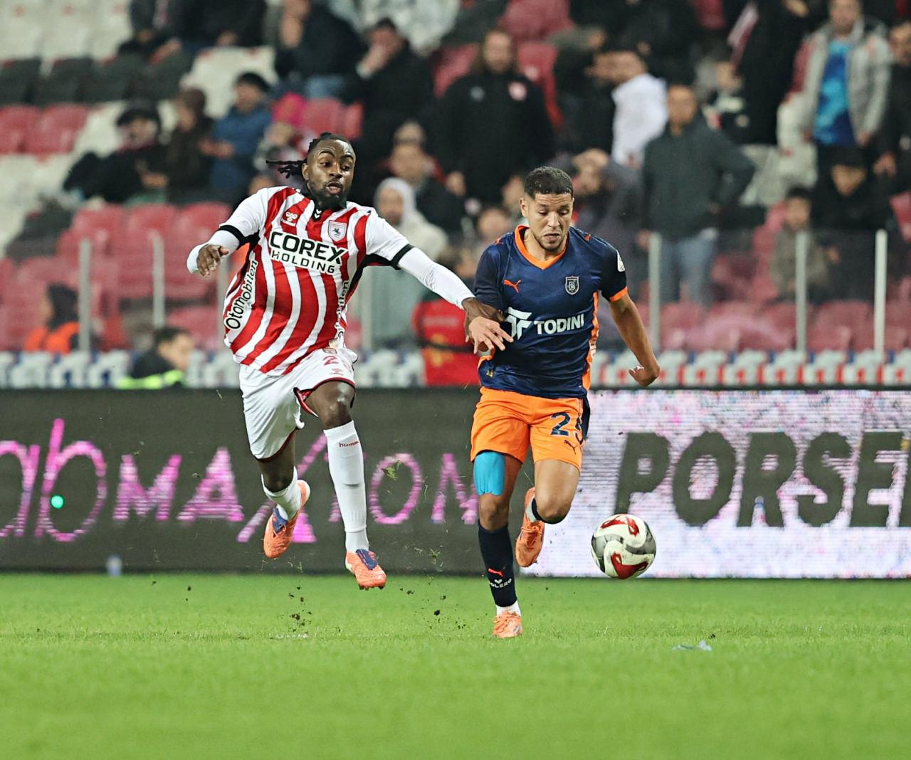 Bir pozisyonda Samsunspor oyuncusu Antoine Makoumbou (29) ile Başakşehir oyuncusu Amine Harit (25) mücadele etti.