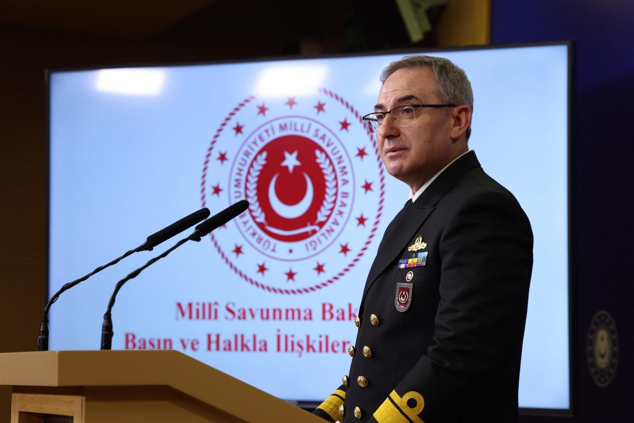 Milli Savunma Bakanlığı, Basın ve Halkla İlişkiler Müşaviri ve Bakanlık Sözcüsü Tuğamiral Zeki Aktürk, bakanlıkta düzenlenen haftalık basın bilgilendirme toplantısında konuştu.