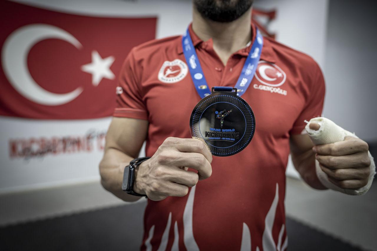 Büyükler Dünya Kick Boks Şampiyonası'nda kırık parmakla final gören Cebrail Gençoğlu, milli forma için verdiği mücadeleyi anlattı.