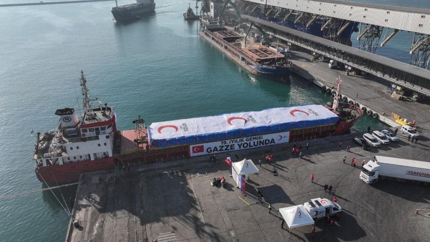 Türk Kızılay'ın Gazze'ye gönderilmek üzere hazırladığı, yaklaşık 1300 ton insani yardım malzemesi bulunan 19. 'İyilik Gemisi', Mersin Uluslararası Limanı'ndan uğurlandı.'İyilik Gemisi'nin uğurlanması için Mersin Uluslararası Limanı'nda tören düzenlendi.