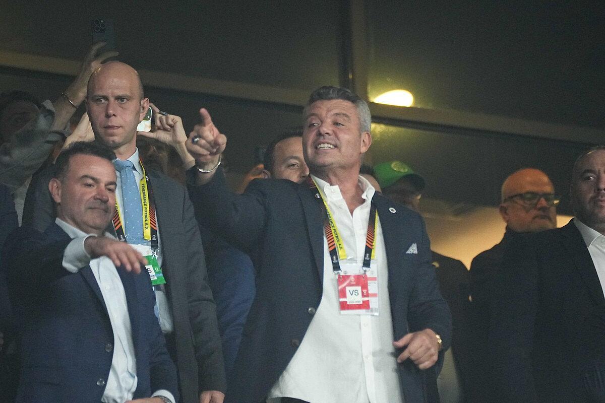Fenerbahçe Başkanı Sadettin Saran takımın bir maçında protokol tribününde.