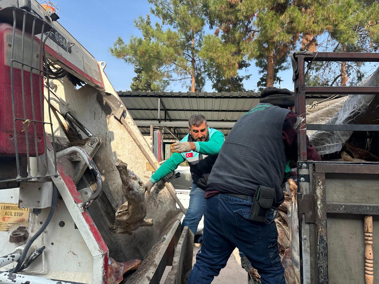 Ele geçirilen bozulmuş etlerin imha edildiği anlar.