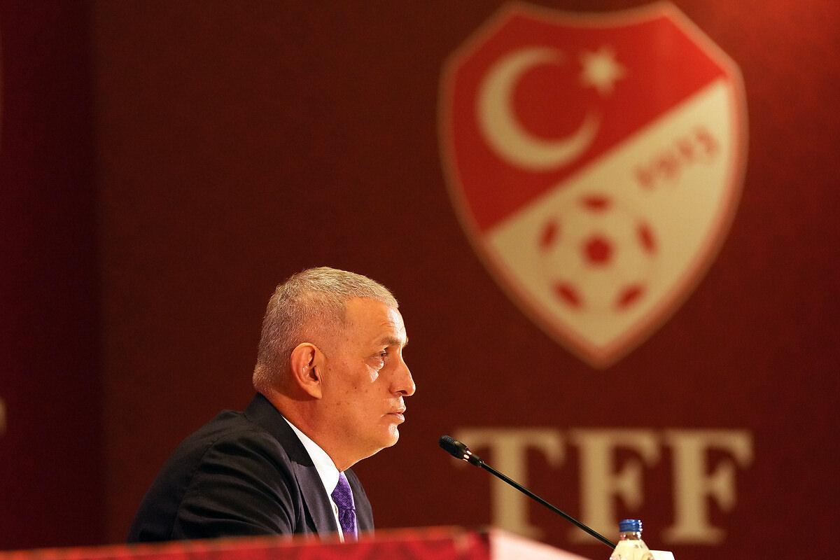 TFF Başkanı İbrahim Ethem Hacıosmanoğlu, Riva'da düzenlenen basın toplantısında açıklamalarda bulunurken, 27 Ekim 2025