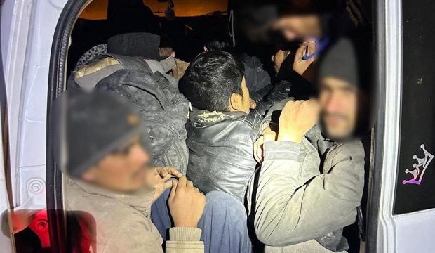Hafif ticari araçta 12 kaçak göçmen yakalandı