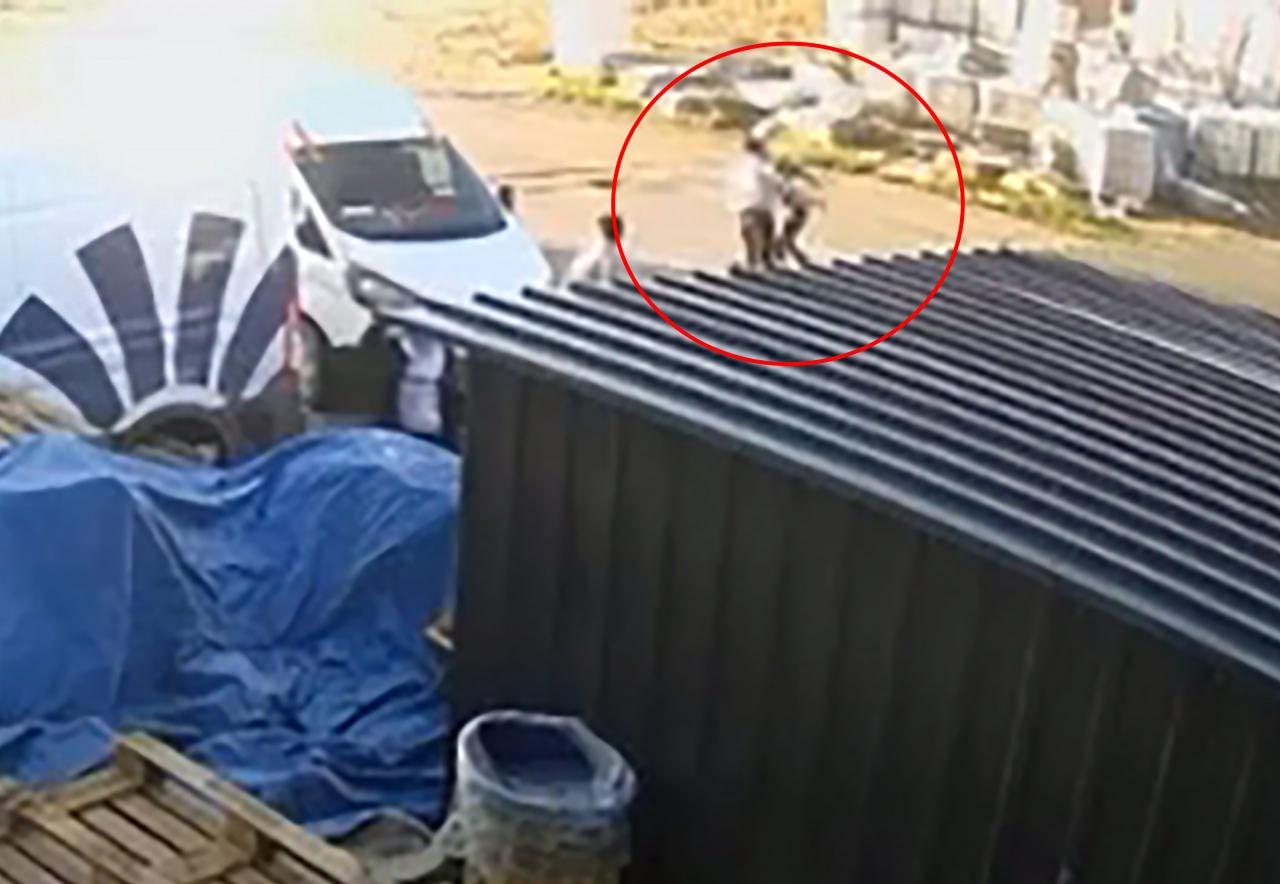 Murat İnanmaz'ın (19) bıçaklandığı anlar güvenlik kamerasına yansıdı.