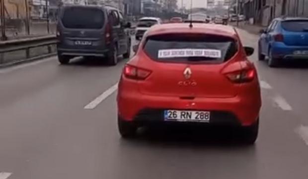 İlgin&ccedil; boşanma sevinci: Otomobilin &uuml;zerindeki not g&ouml;renleri g&uuml;ld&uuml;rd&uuml;!