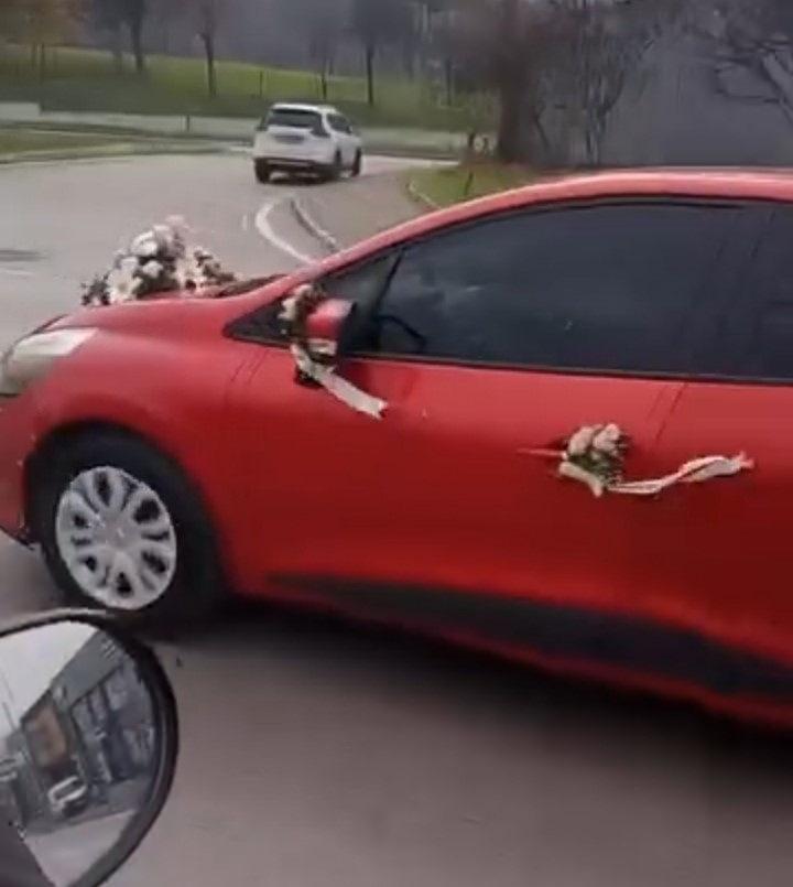 Otomobilini düğün arabası gibi süsledi.