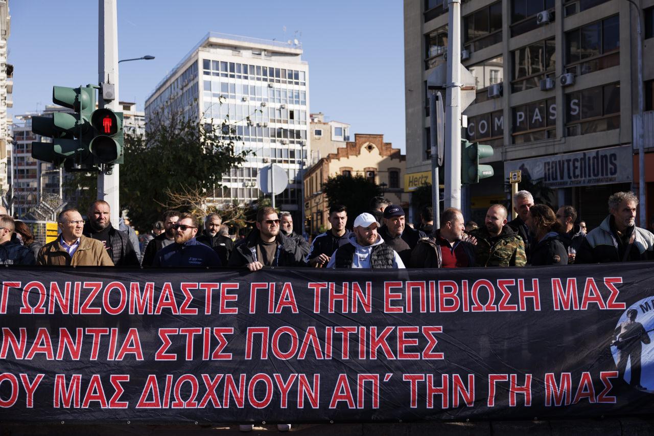 Yunanistan’ın Selanik kentindeki limanda toplanan çiftçiler, traktörleri ve tarım araçlarıyla ülke genelinde düzenlenen protestoya katıldı.