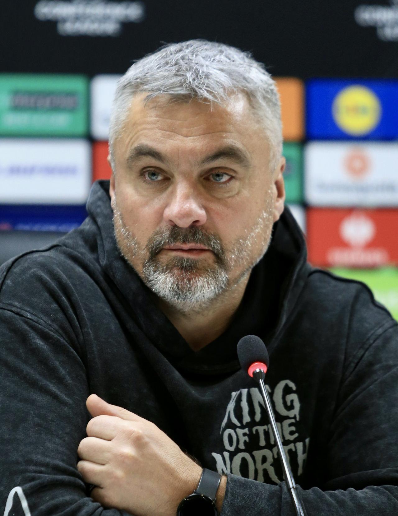 Samsunspor'un teknik direktörü Thomas Reis (fotoğrafta) ile kırmızı-beyazlı takımın tecrübeli oyuncusu Mouandilmadji, maçın oynanacağı Samsun Yeni 19 Mayıs Stadı'nda basın toplantısı düzenledi.