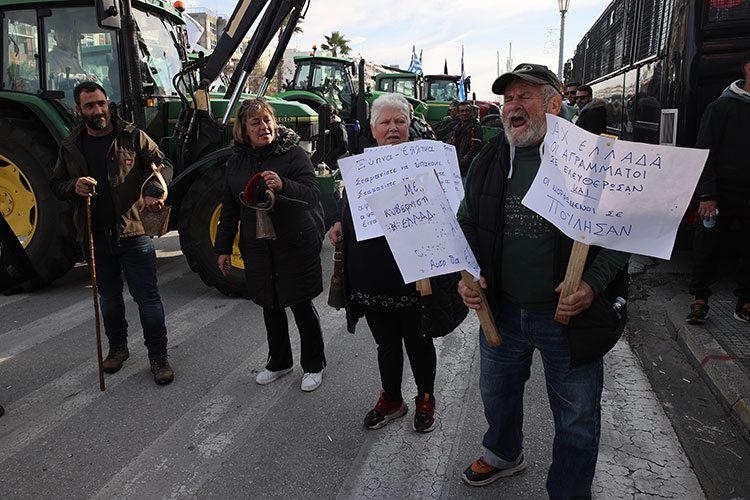 Yunanistan'da tarım sektörünü protesto eden eylemciler