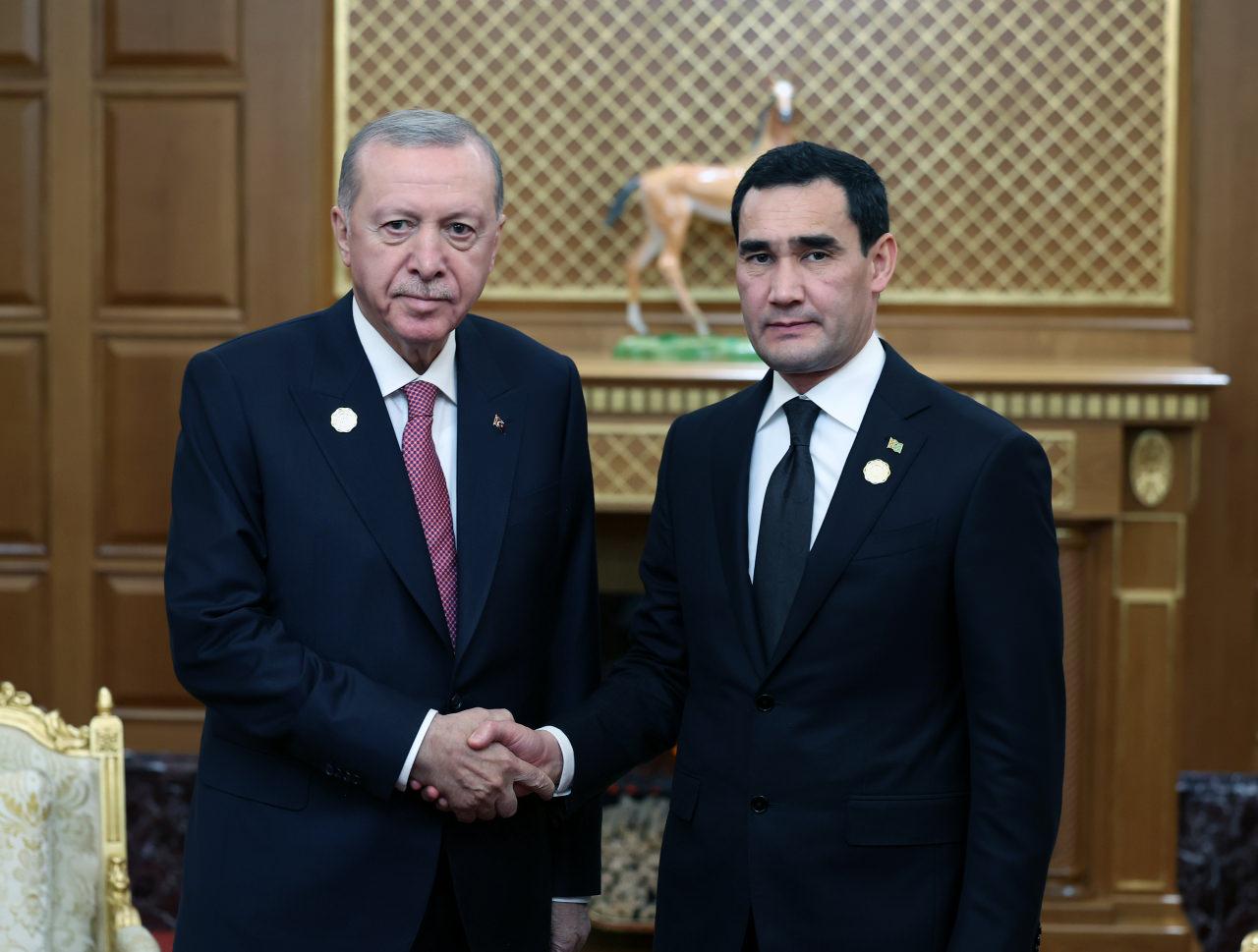 Cumhurbaşkanı Erdoğan, forum sonrası konakladığı otelde, Türkmenistan Devlet Başkanı Berdimuhamedov ile baş başa görüştü.