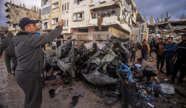  İsrail'in Gazze'de bir araca düzenlediği hava saldırısında 4 Filistinli şehit oldu