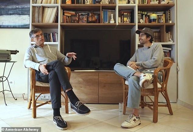 Filippo Biondi (solda), podcast sunucusu Jesse Michels ile konuşurken duyuruyu yaptı