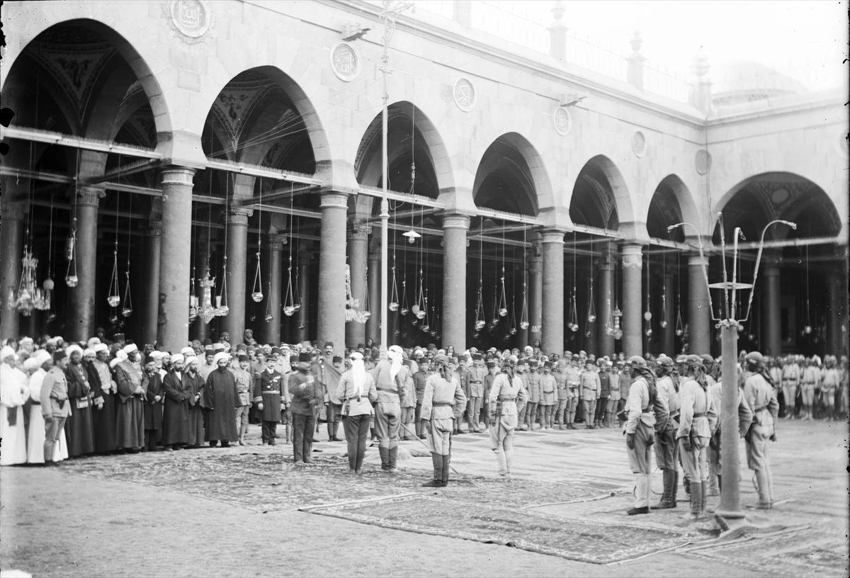 Koleksiyonda Fahreddin Paşa tarafından Medine`de Mescid-i Nebevi`de 42. ve 55. Alayların sancaklarına muharebe madalyası töreni de yer aldı.