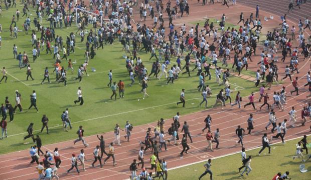 Messi'ye sinirlenen hayranları stadyumu dağıttı