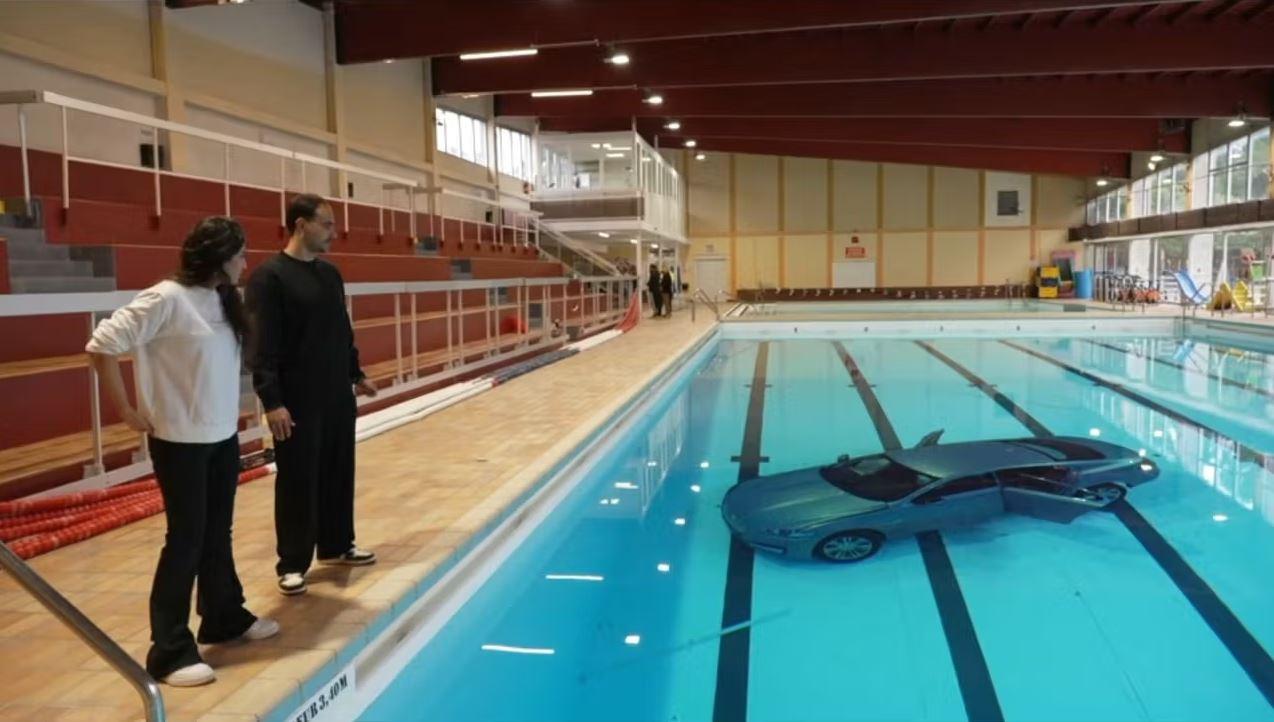 Fransa'da bir belediye havuzuna araç uçtu.