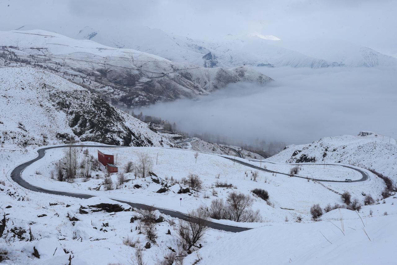 Kentte dün gün boyunca etkili olan sağanak, gece saatlerinde yerini kar yağışına bıraktı. Yağış nedeniyle kent beyaza büründü, şehrin üzerinde sis bulutu oluştu.