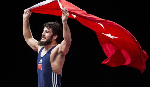 Olimpiyat madalyalı T&uuml;rk g&uuml;reş&ccedil;i emekliye ayrıldı: Yeni g&ouml;revi belli oldu