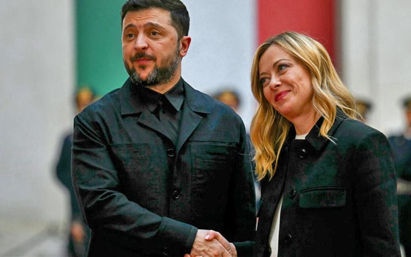 Volodimir Zelenskiy ve Giorgia Meloni tokalaşıyor.