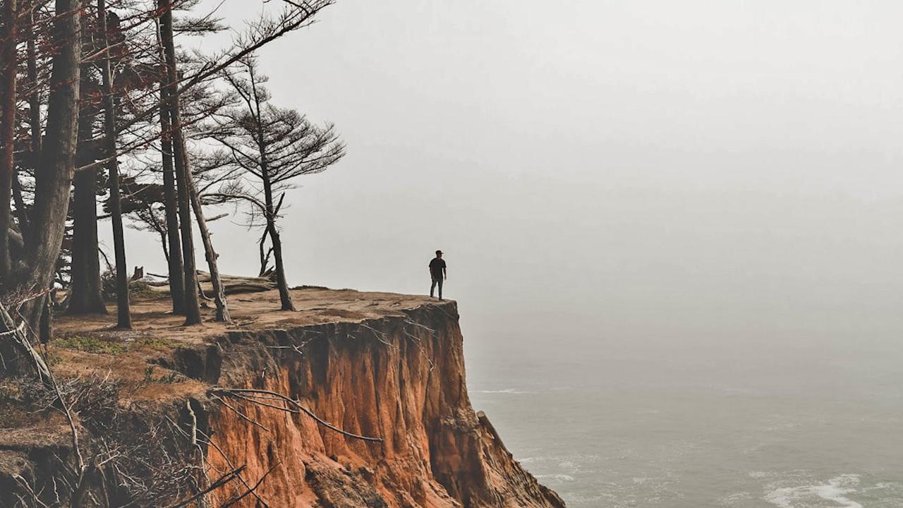 Uçurum kenarında duran bir adam