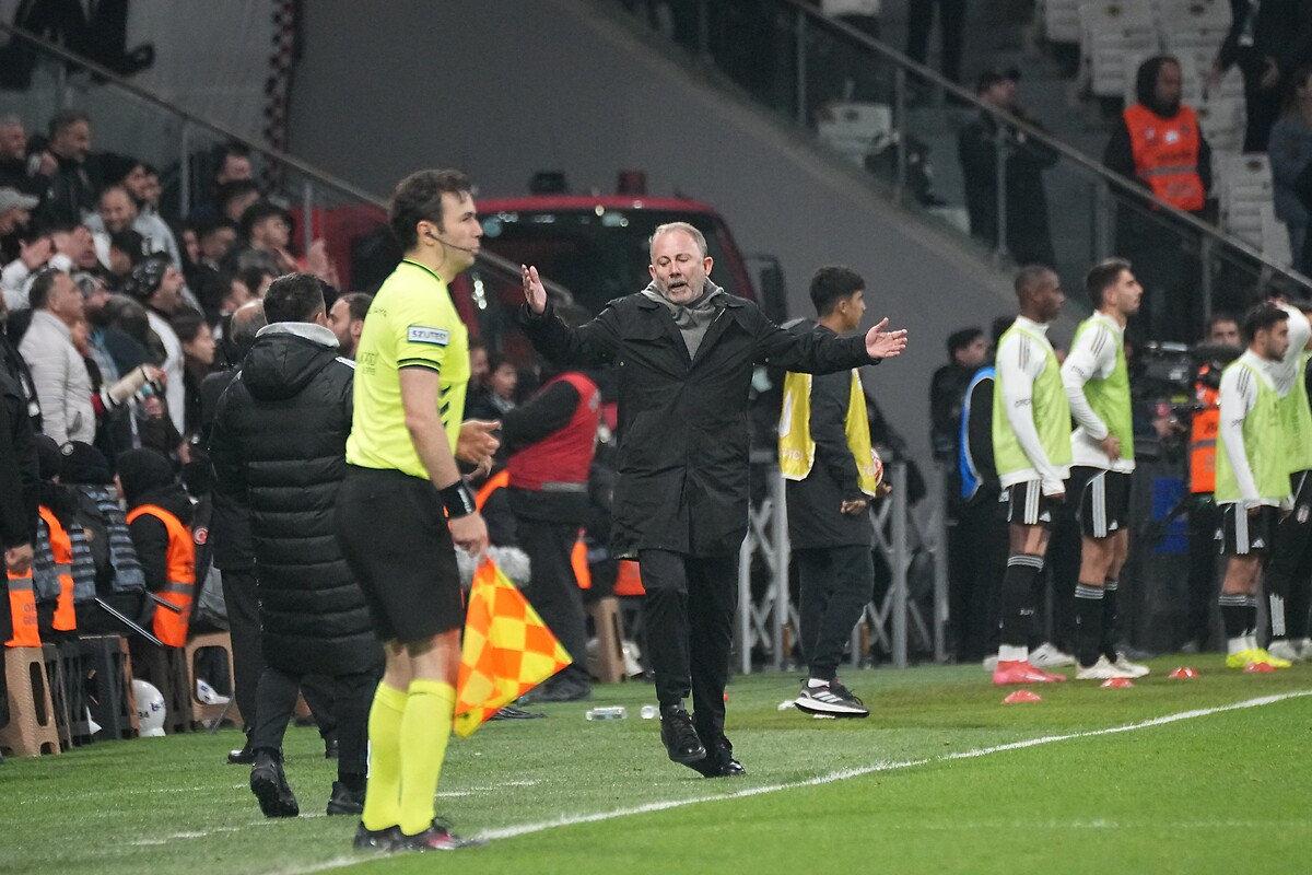 Beşiktaş Teknik Direktörü Sergen Yalçın saha kenarında bir pozisyona tepki gösterirken, 9 Aralık 2025