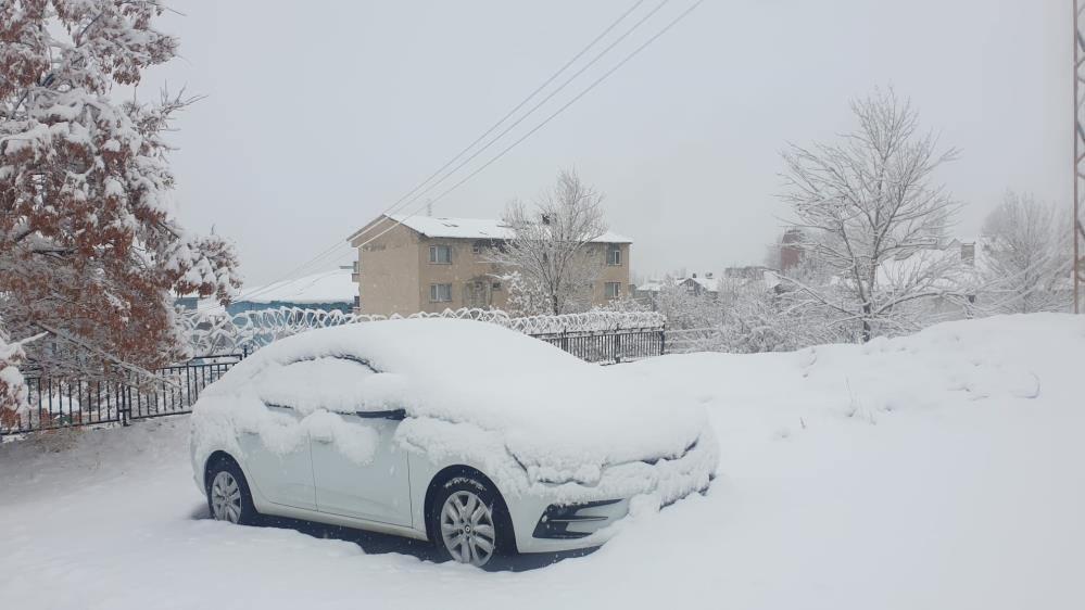 Van'ın Başkale ilçesinde etkili olan yoğun kar yağışı nedeniyle araçlar kar altında kalırken, 11 yerleşim yerinin yolu ise ulaşıma kapandı.