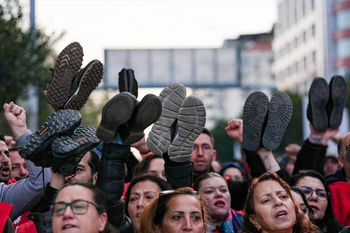 İzmir Büyükşehir Belediyesi bünyesinde çalışan işçiler, maaşlarının eksik yatırılması ve sosyal haklarının 4 aydır ödenmemesi üzerine iş bırakarak çıplak ayaklı eylem yaptı.