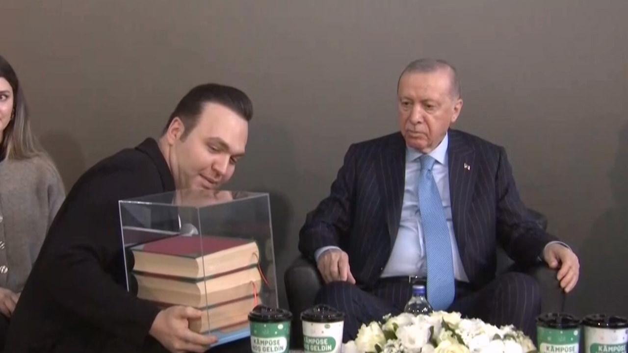 Cumhurbaşkanı Erdoğan'a 'Hukuki İslamiyye ve Istılahatı Fıkhiyye Kamusu'nun 1951 yılında basılmış, 6 cilt halinde neşredilmiş ilk baskılarından biri hediye edildi.