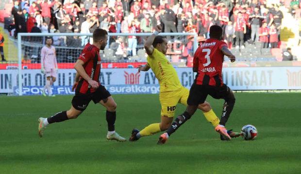 Gaziantep FK, penaltıyı kaçırdı! Göztepe 3 puanı ikinci yarıda kaptı