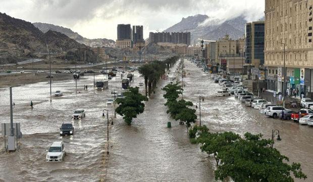 Suudi Arabistan'da şiddetli yağışlar sele yol açtı