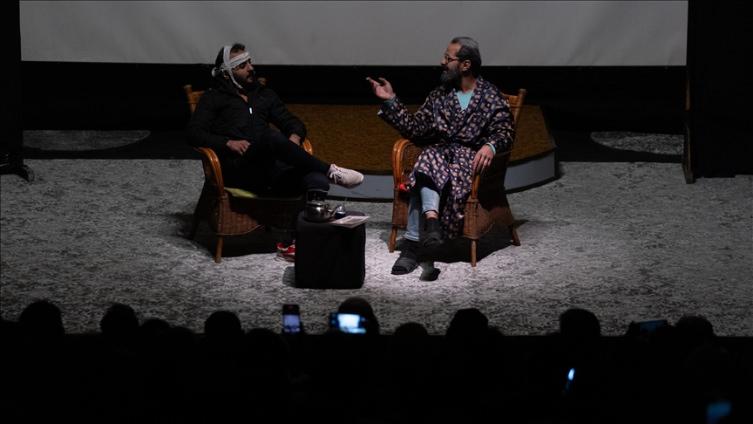 [Suriye'de Esed rejiminin devrilmesinin ardından ilk ''özgür'' tiyatro oyunları sergilenmeye başladı. Fotoğraf: AA]