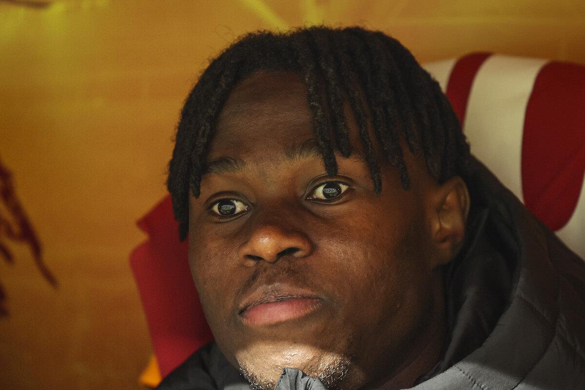 Wilfried Singo, Galatasaray - Trabzonspor maçında yedek kulübesinde beklerken, 1 Kasım 2025