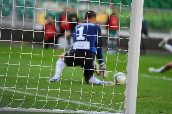 Topu kontrol eden bir kaleci.