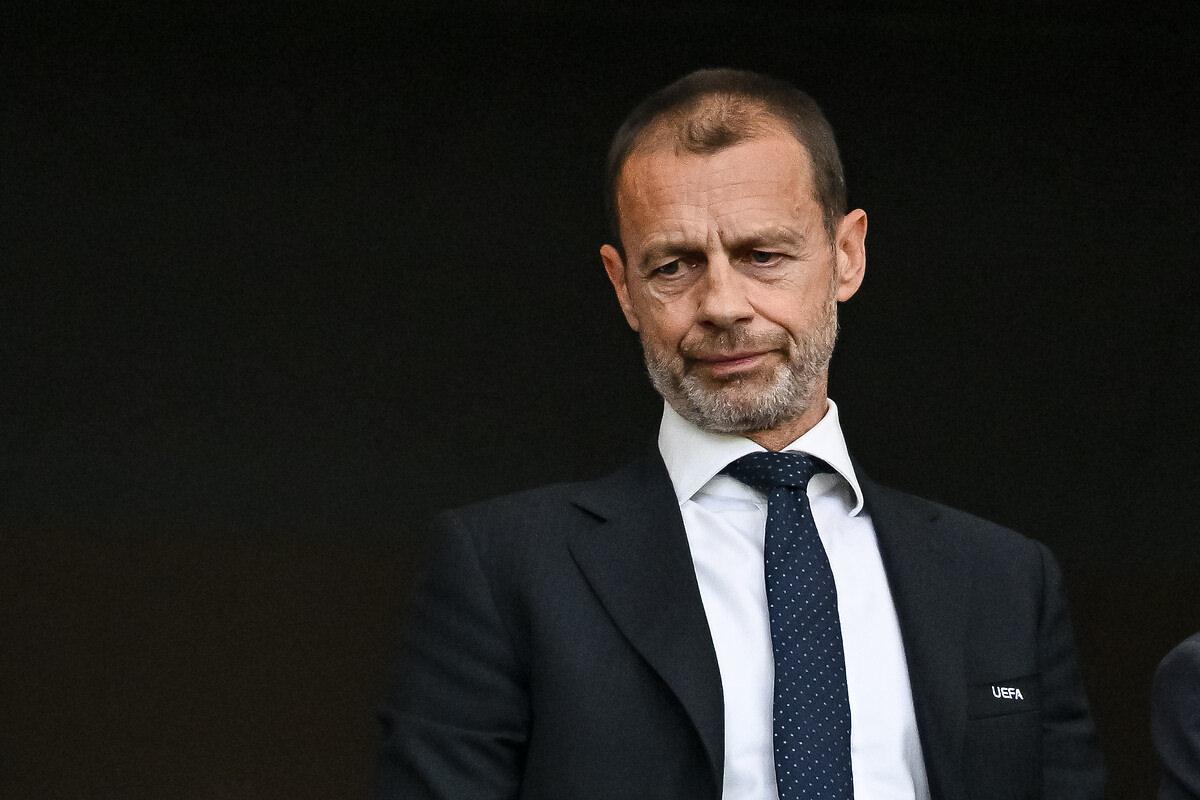 UEFA Başkanı Aleksander Ceferin, Almanya Stuttgart'ta bir maçı takip ederken.