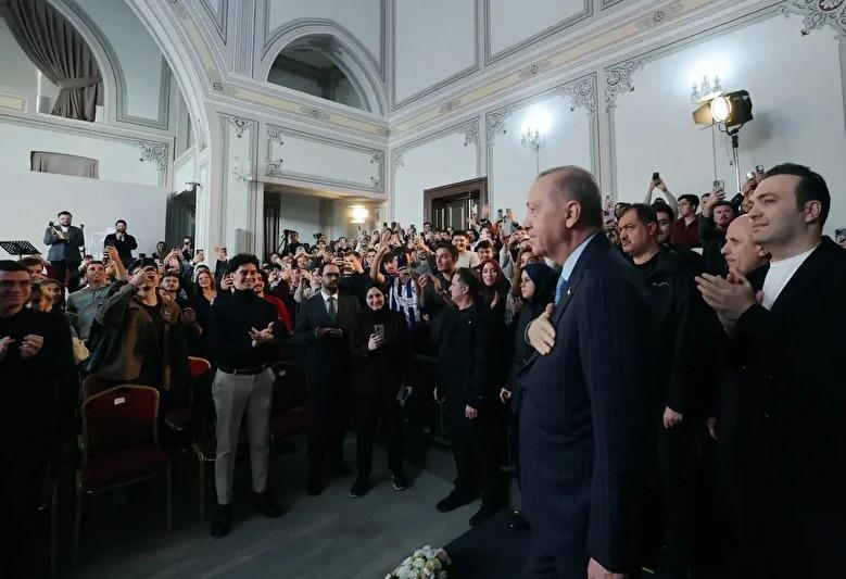 Cumhurbaşkanı Recep Tayyip Erdoğan, 27 yıl önce İstanbul Büyükşehir Belediye Başkanı olarak katıldığı bir programın yapıldığı tarihi salonda, bu kez Cumhurbaşkanı sıfatıyla gençlerle bir araya geldi.