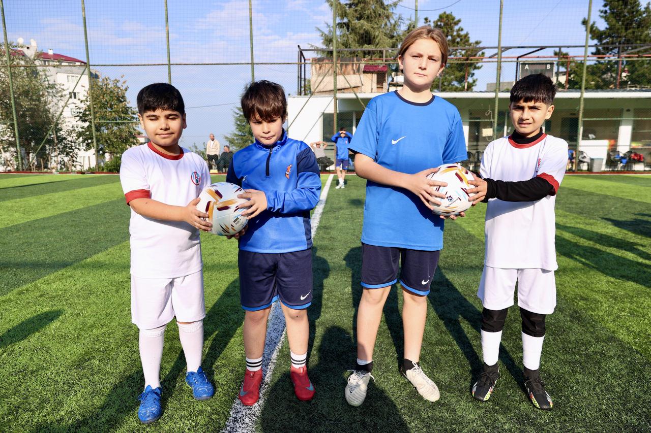 Maç öncesinde Bakü'den gelen oyuncularla Trabzonlu oyuncular hatıra fotoğrafı çekindi.