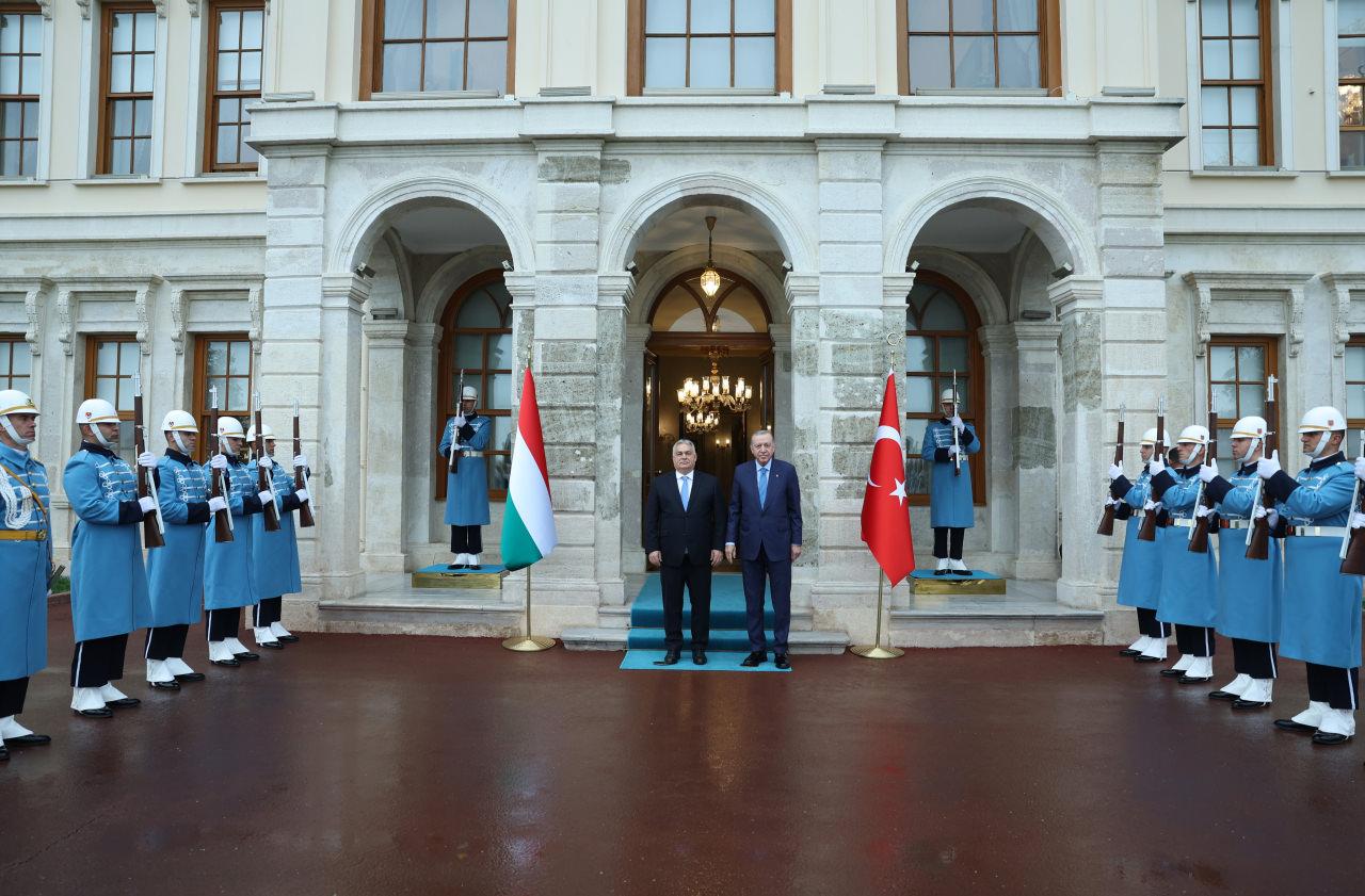 Cumhurbaşkanı Recep Tayyip Erdoğan, Macaristan Başbakanı Viktor Orban'ı Cumhurbaşkanlığı Dolmabahçe Ofisi'nde resmi törenle karşıladı.