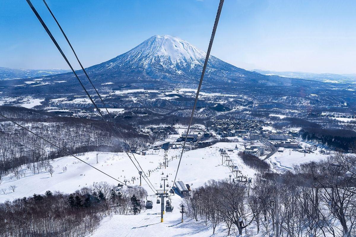 Niseko, Furano ve Rusutsu bölgeleri, dünyanın dört bir yanından gelen kayakçılar için eşsiz bir deneyim sunar.