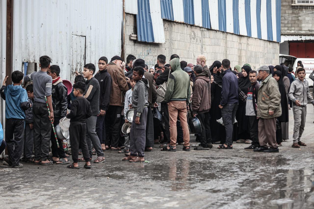 Nuseyrat Kampı'nda yemek almak için kuyruk oluşturan Filistinliler